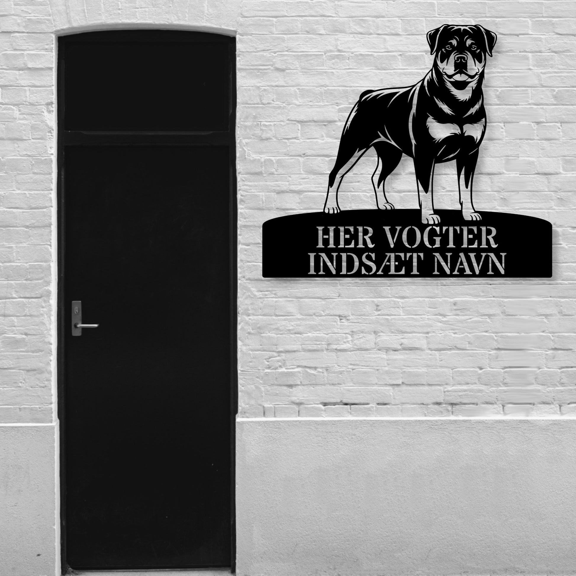Her vogter jeg. Rottweiler metalskilt med personlig navn. Unik hundeejer gaveide.