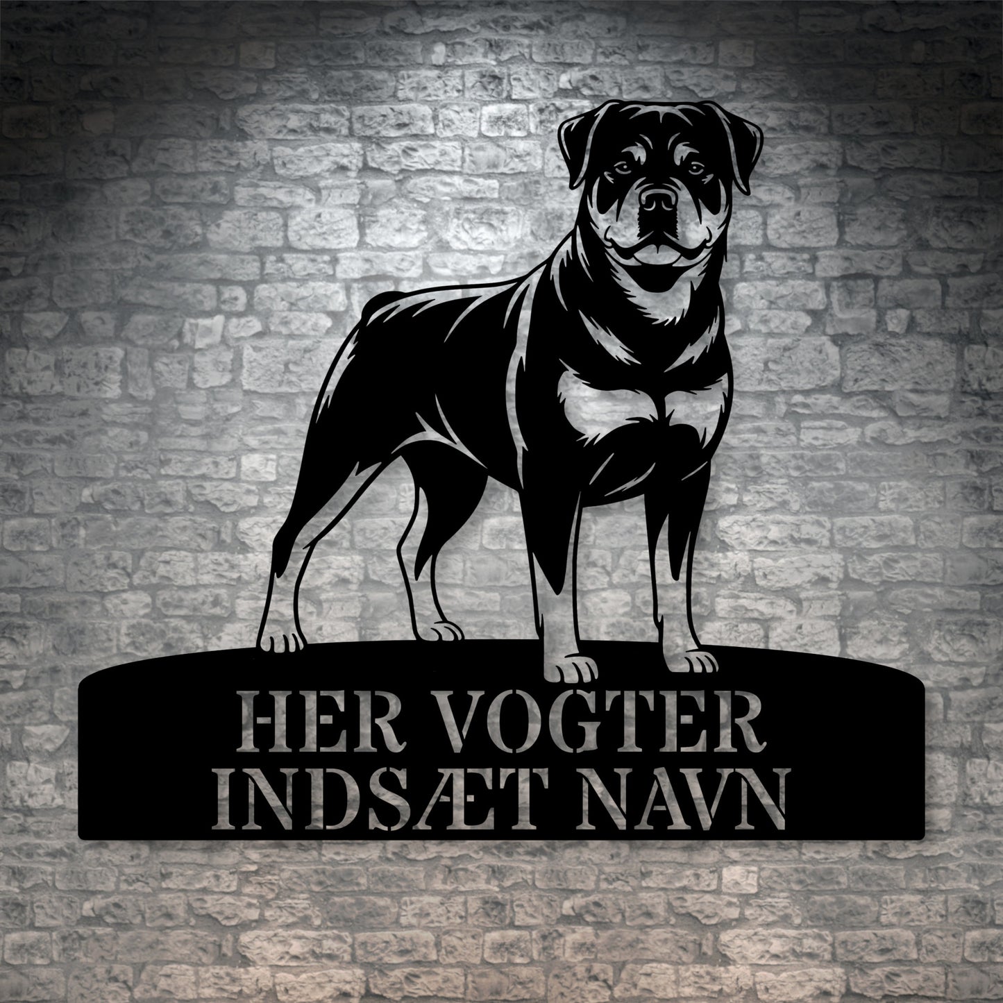 Her vogter jeg. Rottweiler metalskilt med personlig navn. Unik hundeejer gaveide