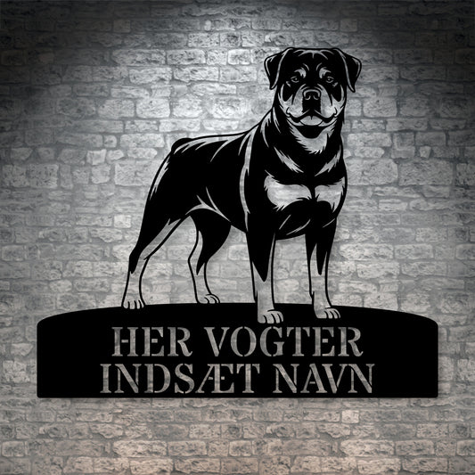Her vogter jeg. Rottweiler metalskilt med personlig navn. Unik hundeejer gaveide