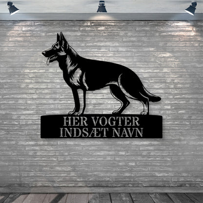 Her vogter jeg. Schæferhund metalskilt med personlig navn. Unik hundeejer gaveide..