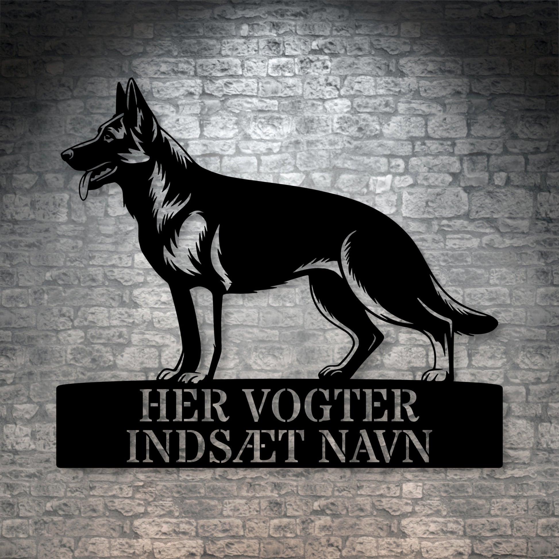 Her vogter jeg. Schæferhund metalskilt med personlig navn. Unik hundeejer gaveide