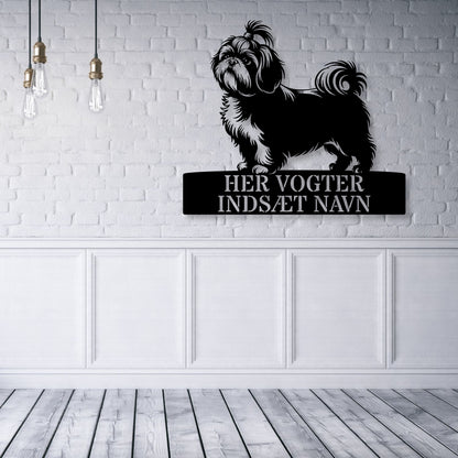 Her vogter jeg. Shih Tzu metalskilt med hundenavn. Personlig hundeejer gaveide...
