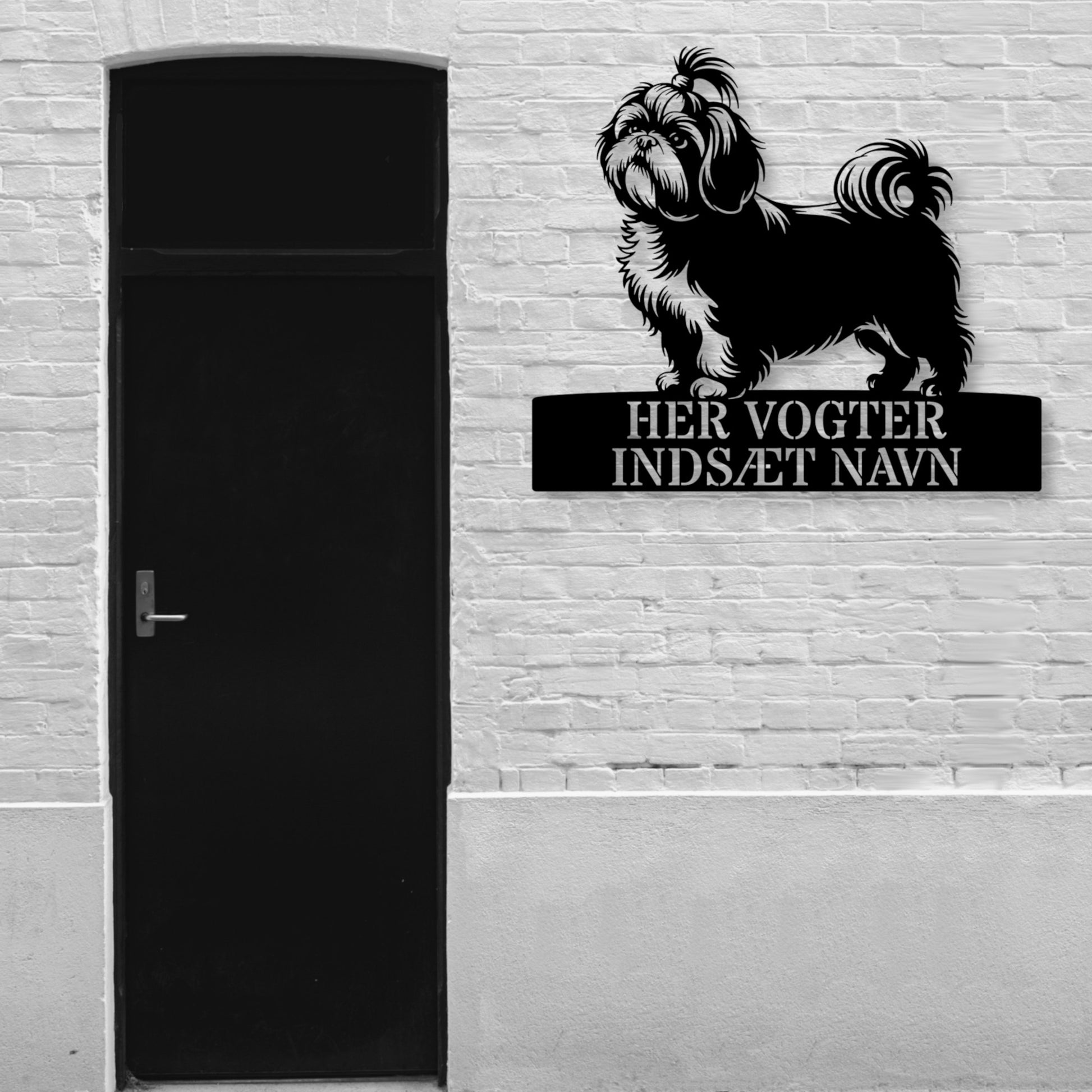 Her vogter jeg. Shih Tzu metalskilt med hundenavn. Personlig hundeejer gaveide.