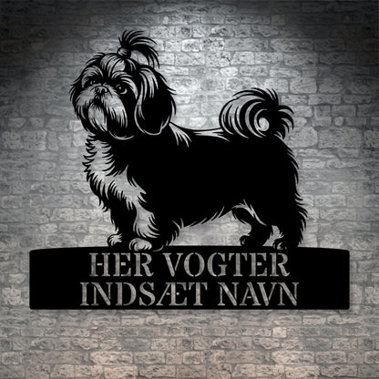 Her vogter jeg. Shih Tzu metalskilt med hundenavn. Personlig hundeejer gaveide