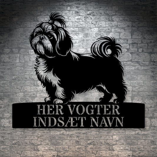 Her vogter jeg. Shih Tzu metalskilt med hundenavn. Personlig hundeejer gaveide