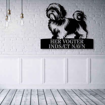 Her vogter jeg. Shih Tzu metalskilt med personlig hundenavn. Unik hundeejer gaveide...