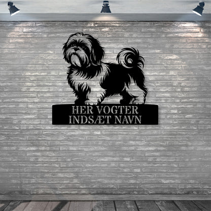 Her vogter jeg. Shih Tzu metalskilt med personlig hundenavn. Unik hundeejer gaveide..