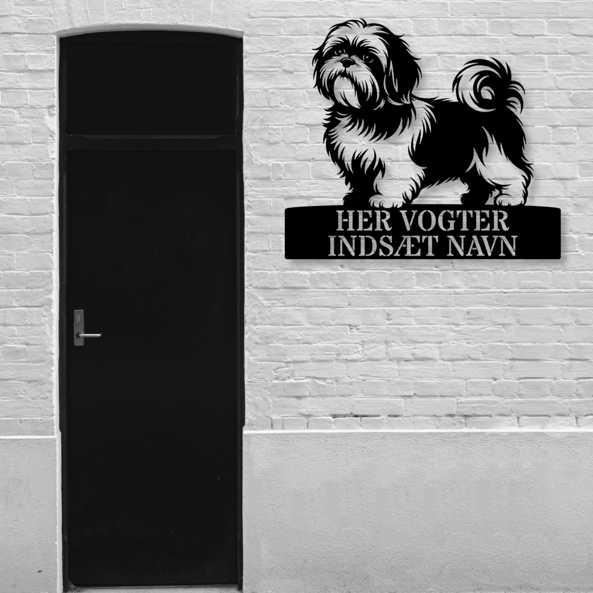 Her vogter jeg. Shih Tzu metalskilt med personlig hundenavn. Unik hundeejer gaveide.