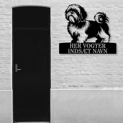 Her vogter jeg. Shih Tzu metalskilt med personlig hundenavn. Unik hundeejer gaveide.