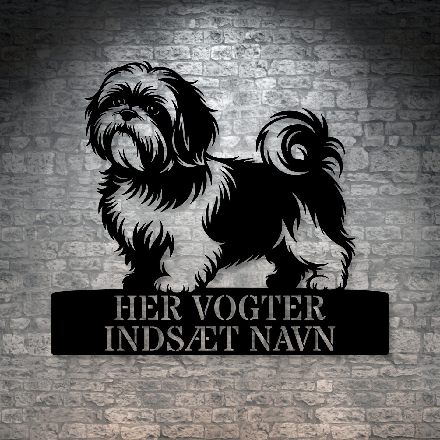 Her vogter jeg. Shih Tzu metalskilt med personlig hundenavn. Unik hundeejer gaveide