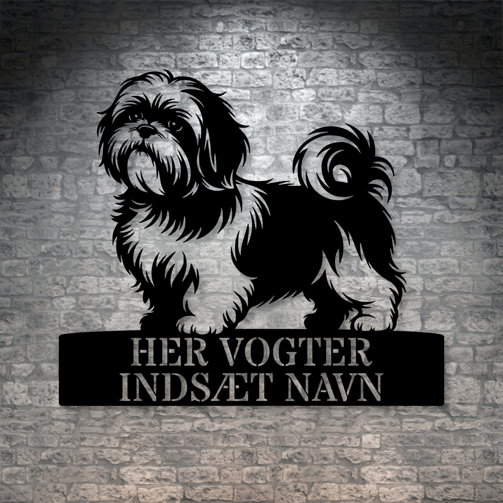 Her vogter jeg. Shih Tzu metalskilt med personlig hundenavn. Unik hundeejer gaveide
