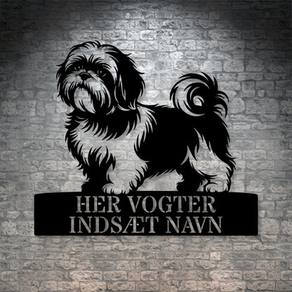 Her vogter jeg. Shih Tzu metalskilt med personlig hundenavn. Unik hundeejer gaveide