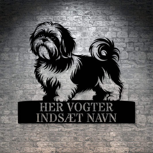 Her vogter jeg. Shih Tzu metalskilt med personlig hundenavn. Unik hundeejer gaveide