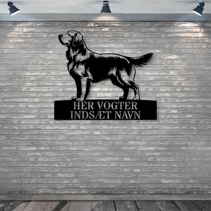 Her vogter jeg. Stort Golden Retriever metalskilt med personlig navn. Unik hundeejer gaveide..