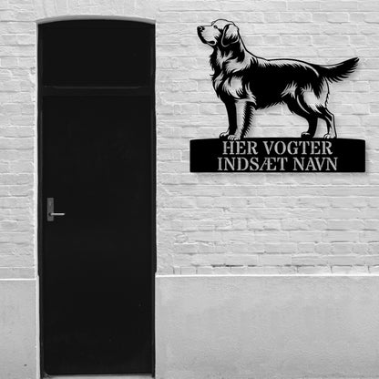 Her vogter jeg. Stort Golden Retriever metalskilt med personlig navn. Unik hundeejer gaveide.