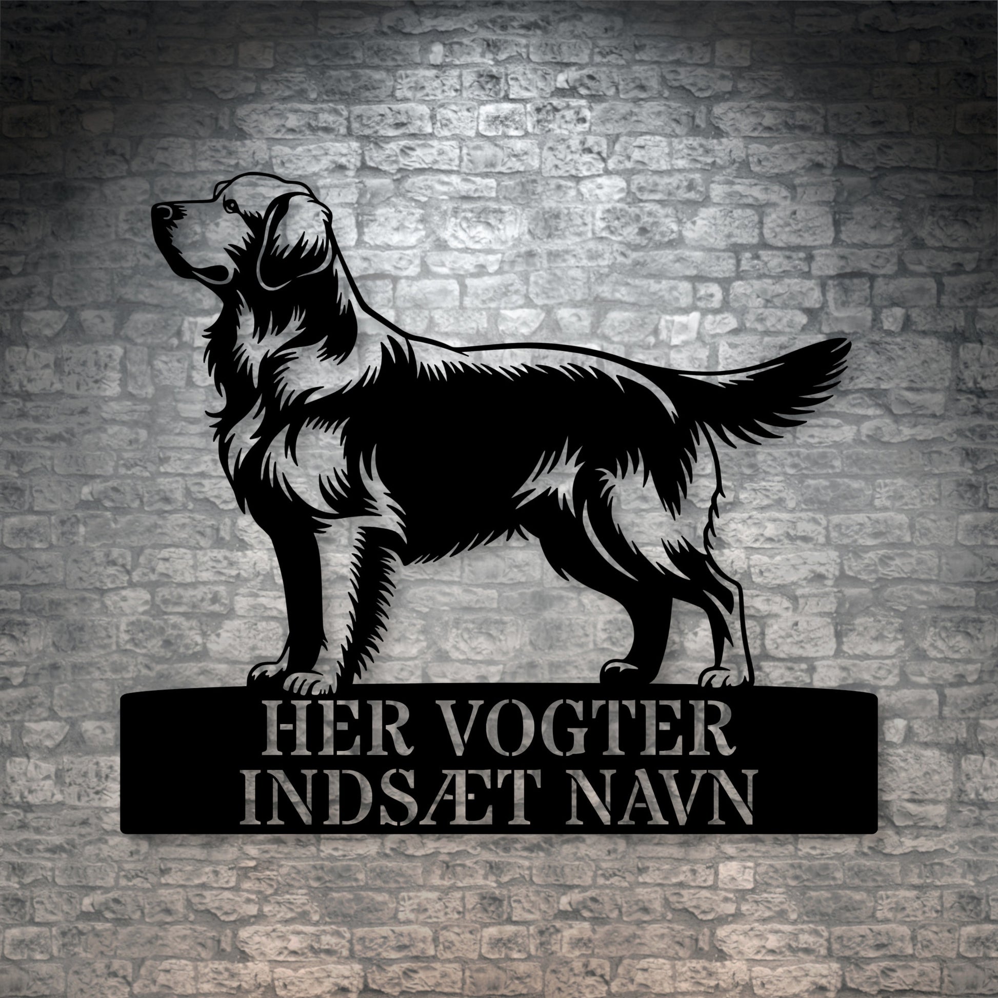 Her vogter jeg. Stort Golden Retriever metalskilt med personlig navn. Unik hundeejer gaveide