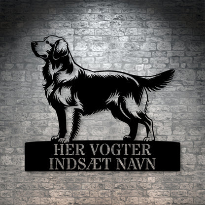Her vogter jeg. Stort Golden Retriever metalskilt med personlig navn. Unik hundeejer gaveide