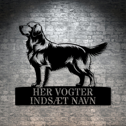 Her vogter jeg. Stort Golden Retriever metalskilt med personlig navn. Unik hundeejer gaveide