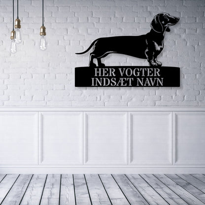 Her vogter jeg. Stort Gravhund metalskilt med personlig navn. Unik hundeejer gaveide...