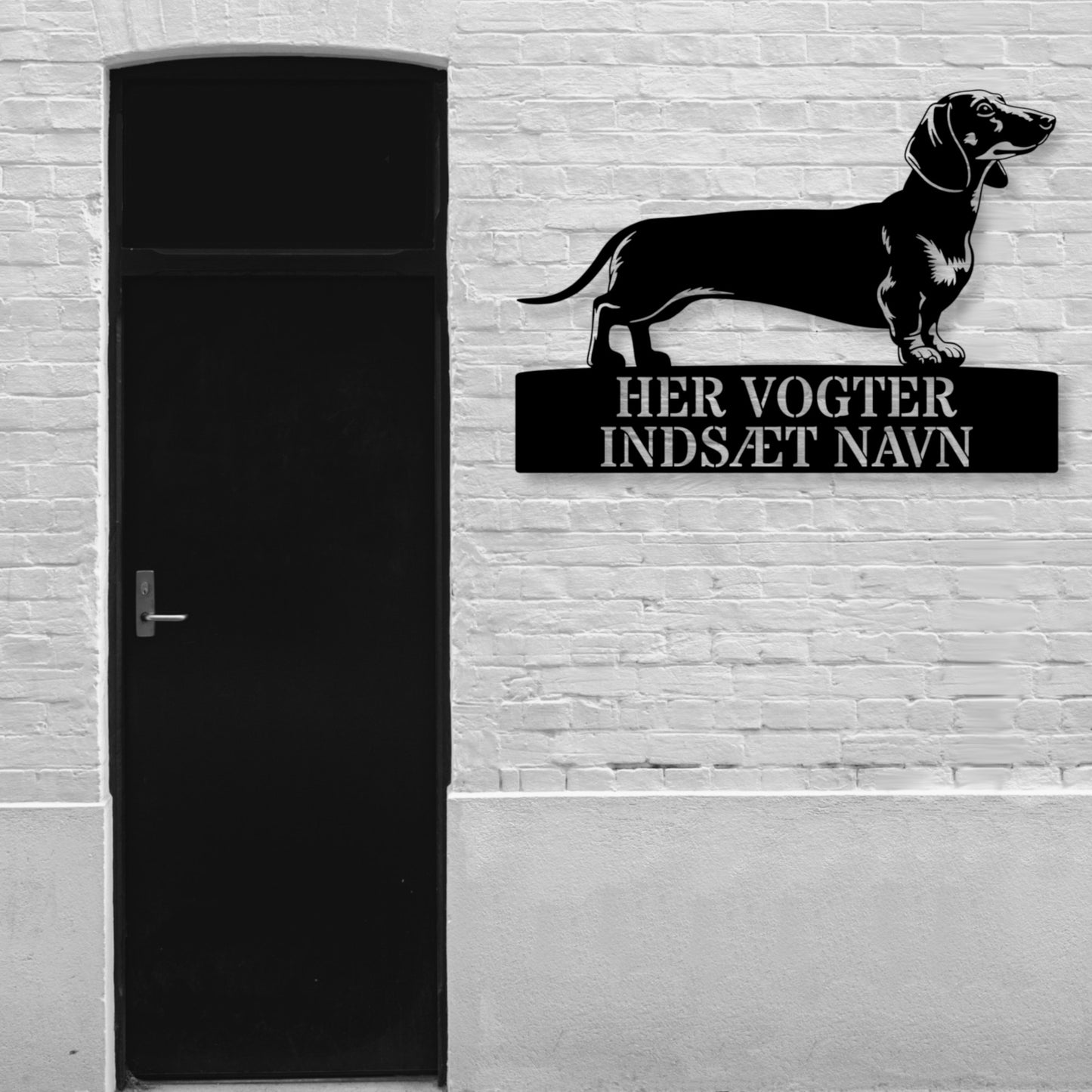 Her vogter jeg. Stort Gravhund metalskilt med personlig navn. Unik hundeejer gaveide.