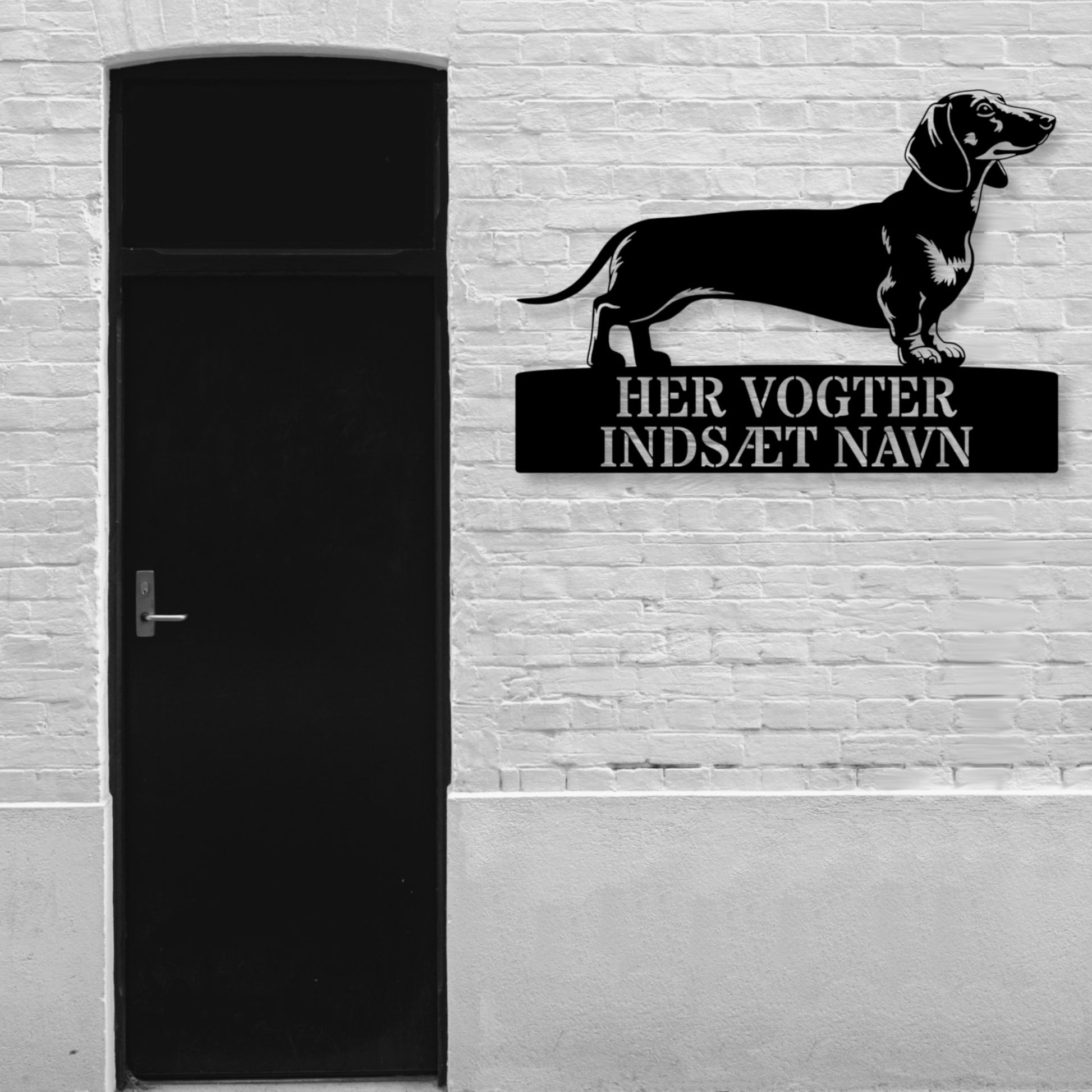 Her vogter jeg. Stort Gravhund metalskilt med personlig navn. Unik hundeejer gaveide.