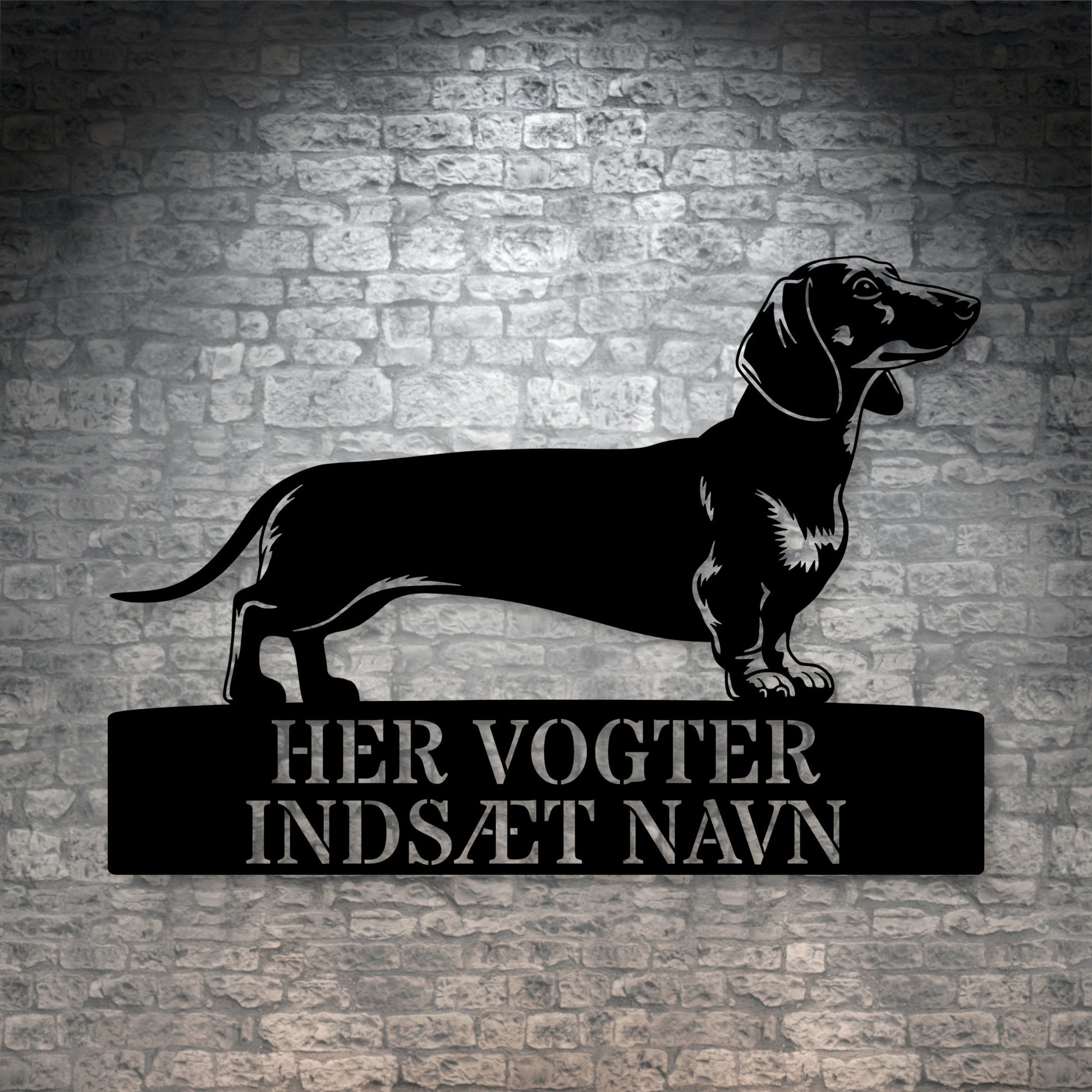 Her vogter jeg. Stort Gravhund metalskilt med personlig navn. Unik hundeejer gaveide