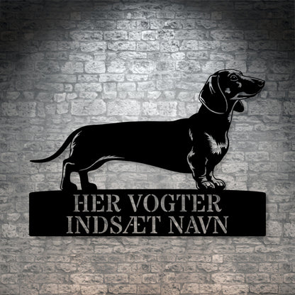 Her vogter jeg. Stort Gravhund metalskilt med personlig navn. Unik hundeejer gaveide