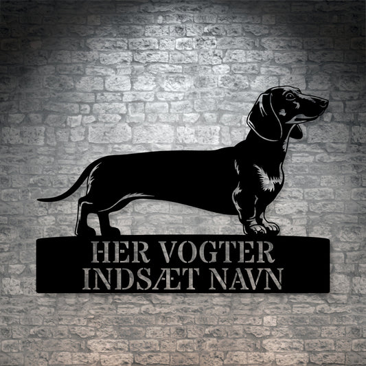 Her vogter jeg. Stort Gravhund metalskilt med personlig navn. Unik hundeejer gaveide