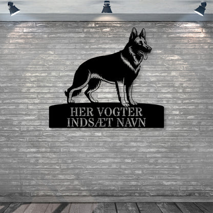 Her vogter jeg. Stort schæferhund metalskilt med personlig navn. Unik hundeejer gaveide..
