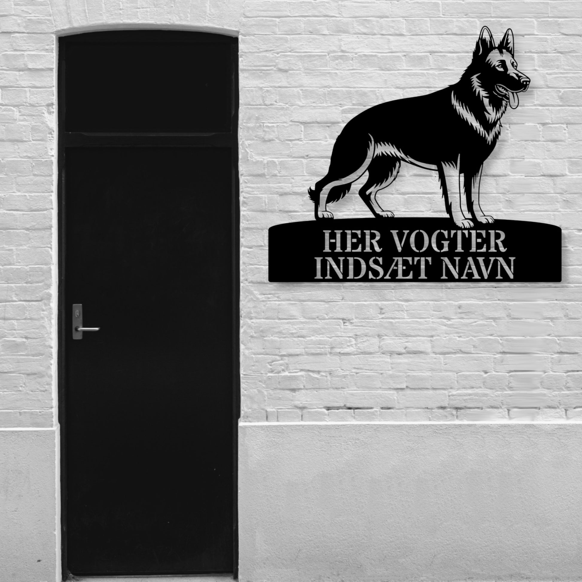 Her vogter jeg. Stort schæferhund metalskilt med personlig navn. Unik hundeejer gaveide.