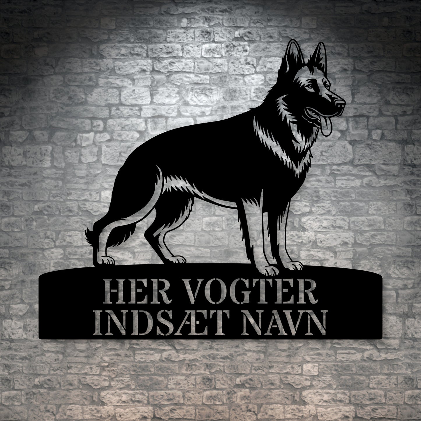 Her vogter jeg. Stort schæferhund metalskilt med personlig navn. Unik hundeejer gaveide