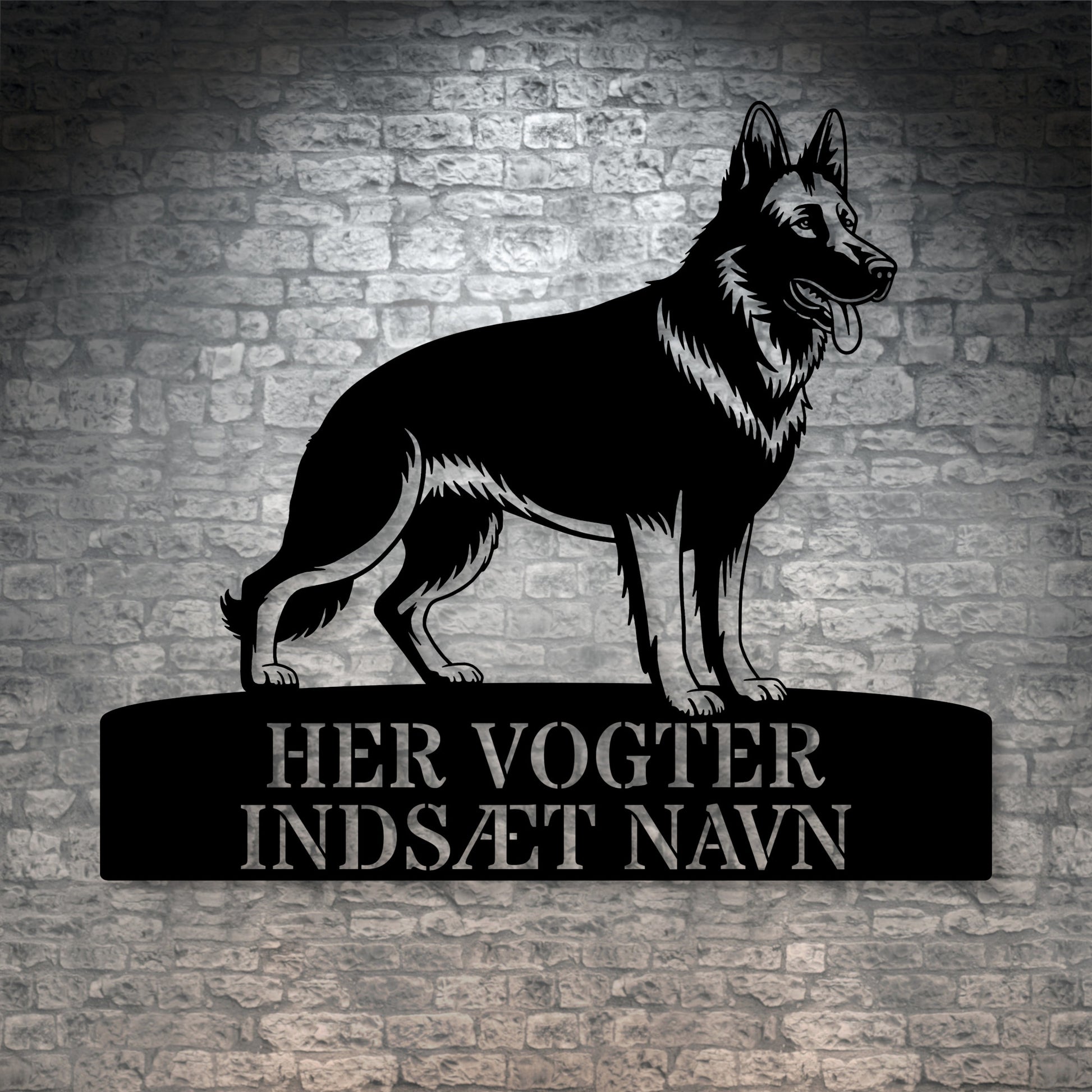 Her vogter jeg. Stort schæferhund metalskilt med personlig navn. Unik hundeejer gaveide