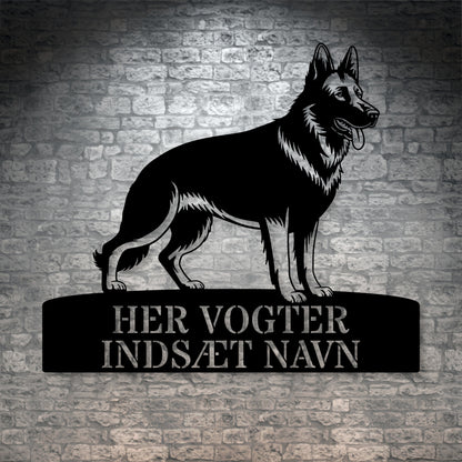 Her vogter jeg. Stort schæferhund metalskilt med personlig navn. Unik hundeejer gaveide