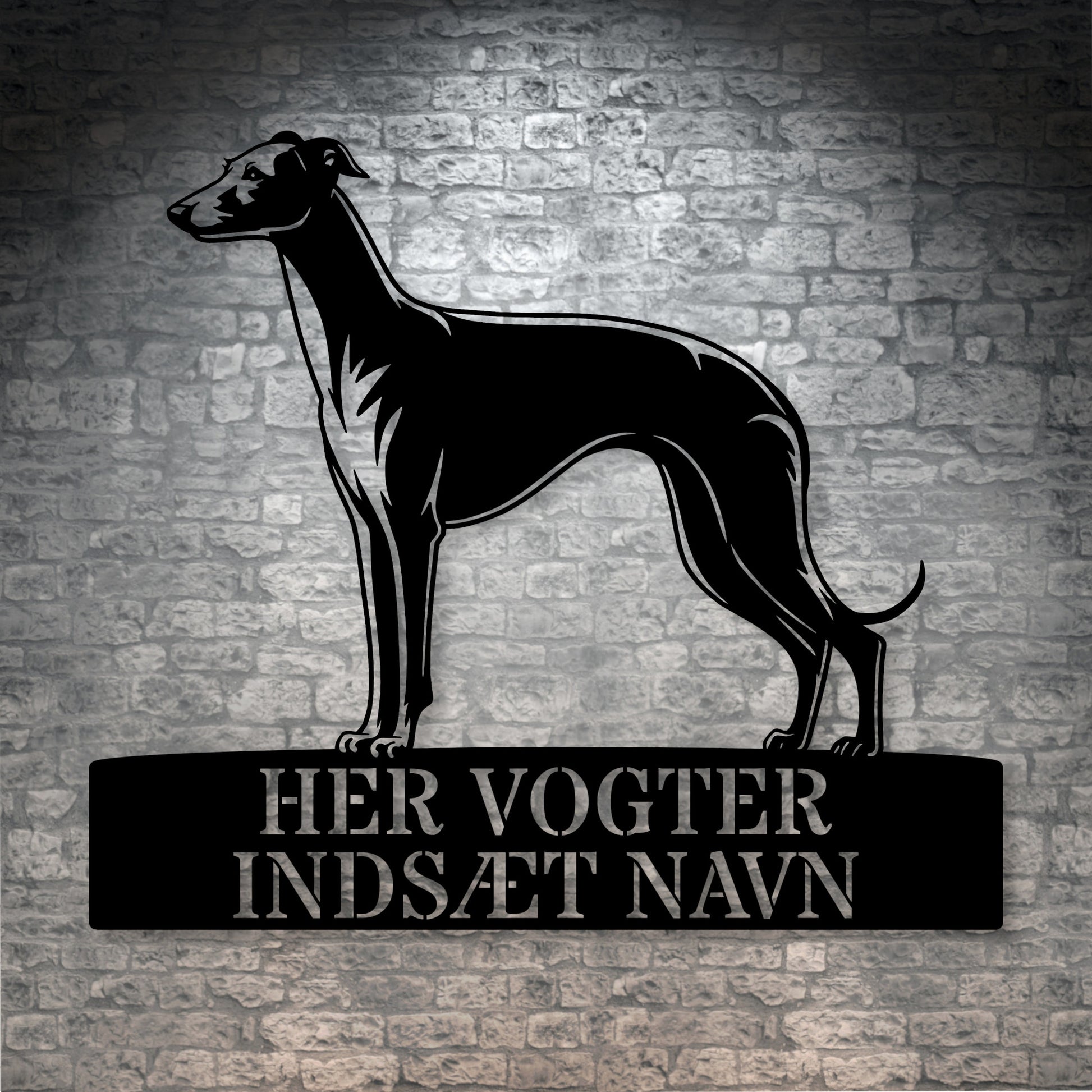 Her vogter jeg. Whippet metalskilt med hundenavn. Personlig hundeejer gaveide