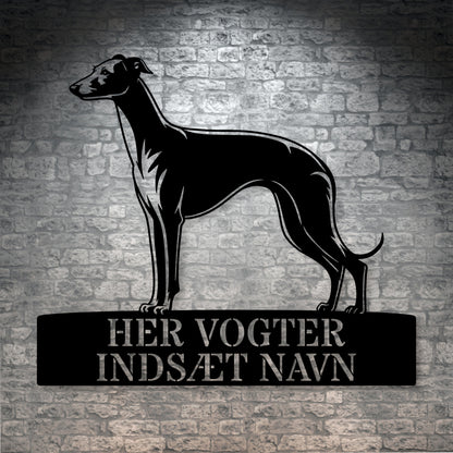 Her vogter jeg. Whippet metalskilt med hundenavn. Personlig hundeejer gaveide