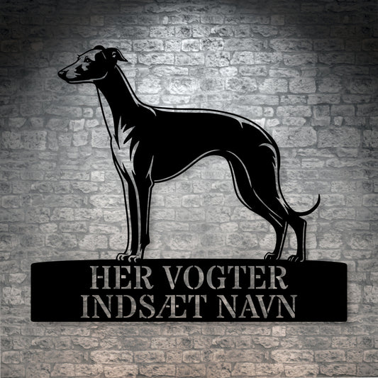 Her vogter jeg. Whippet metalskilt med hundenavn. Personlig hundeejer gaveide