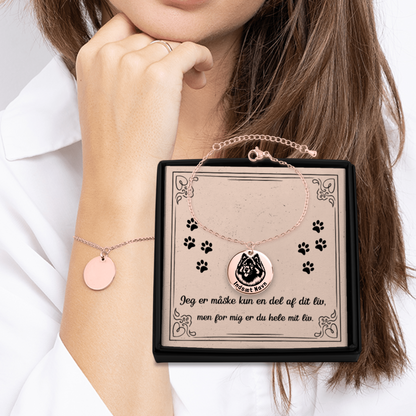 Keeshond guld armbånd i smykkeæske med personlig tekst. Personlig gaveidé til hundeejeren..