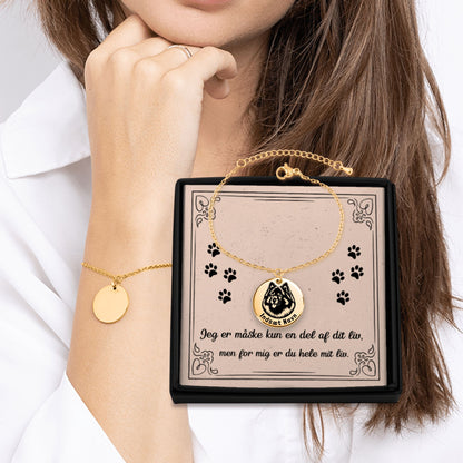 Keeshond sølv armbånd i smykkeæske med personlig tekst. Personlig gaveidé til hundeejeren...