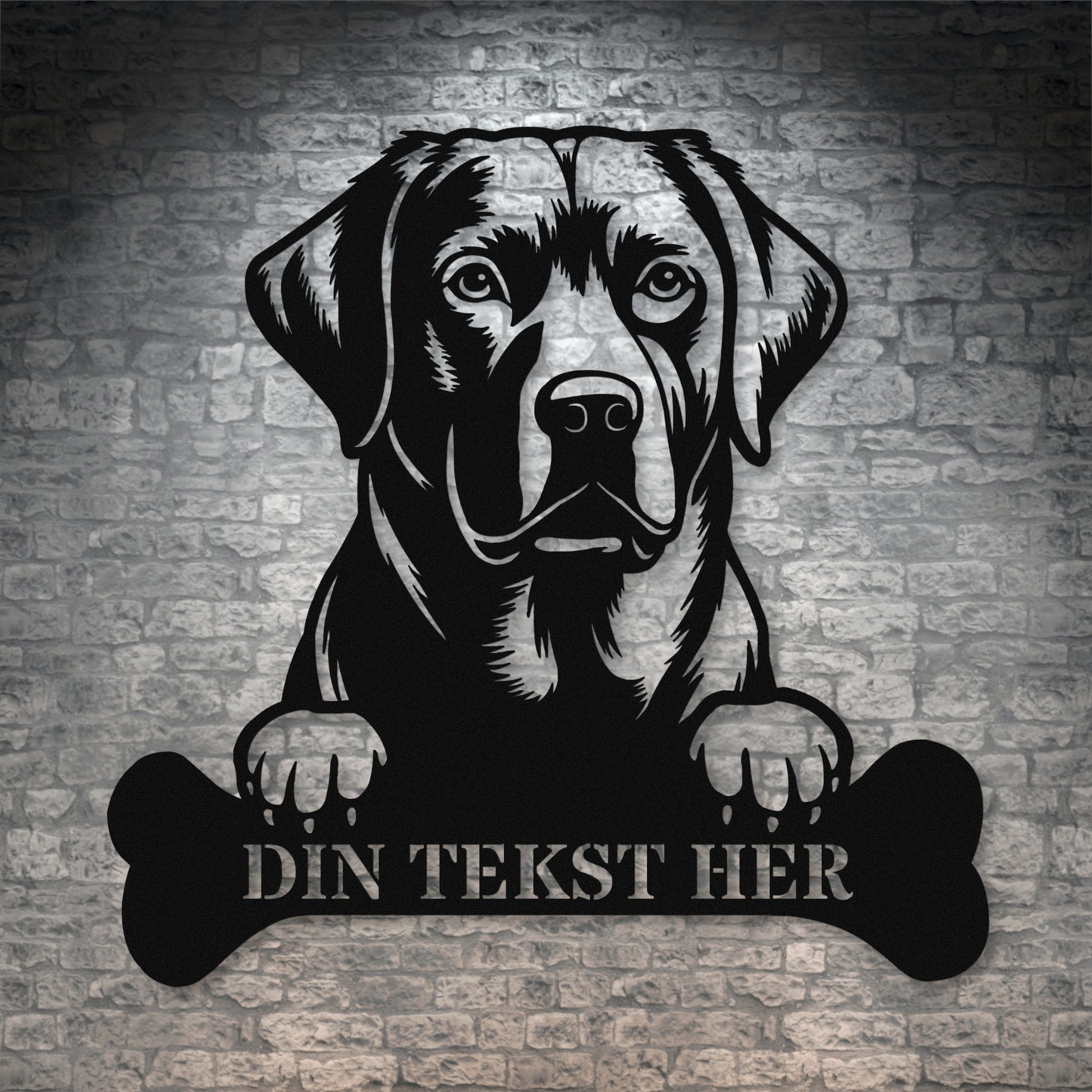 Labrador Retriever metalskilt i sort med personlig tekst. Hundeejer navneskilt gaveidé