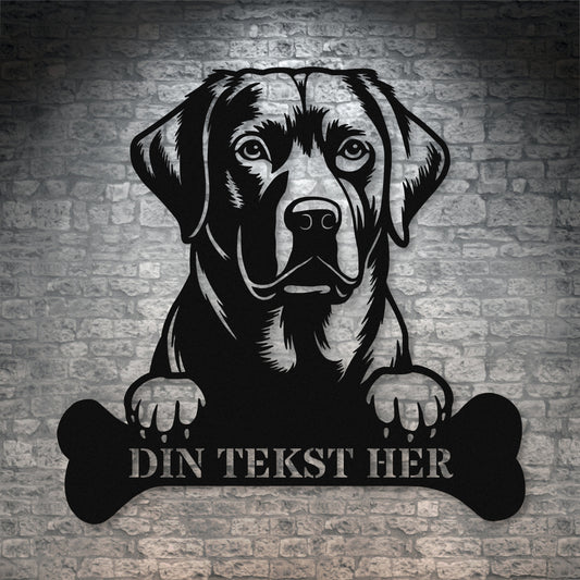Labrador Retriever metalskilt i sort med personlig tekst. Hundeejer navneskilt gaveidé