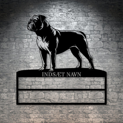 Laserskåret Amerikansk Bulldog væg metalskilt med personlig tekst til rosetter. Unik Gaveide til hundeejer.