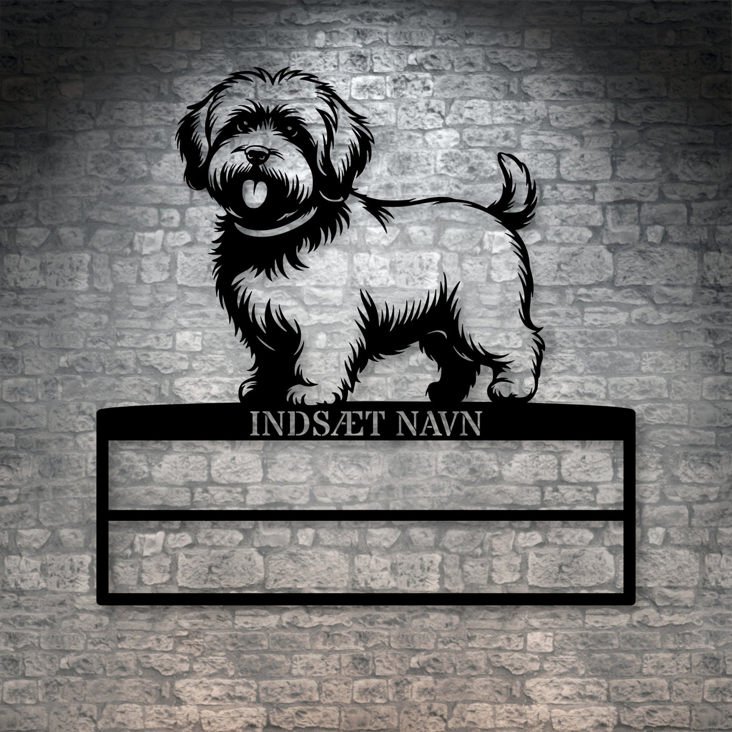 Laserskåret Bomuldshund væg metalskilt med personlig tekst til rosetter. Unik Gaveide til hundeejer.