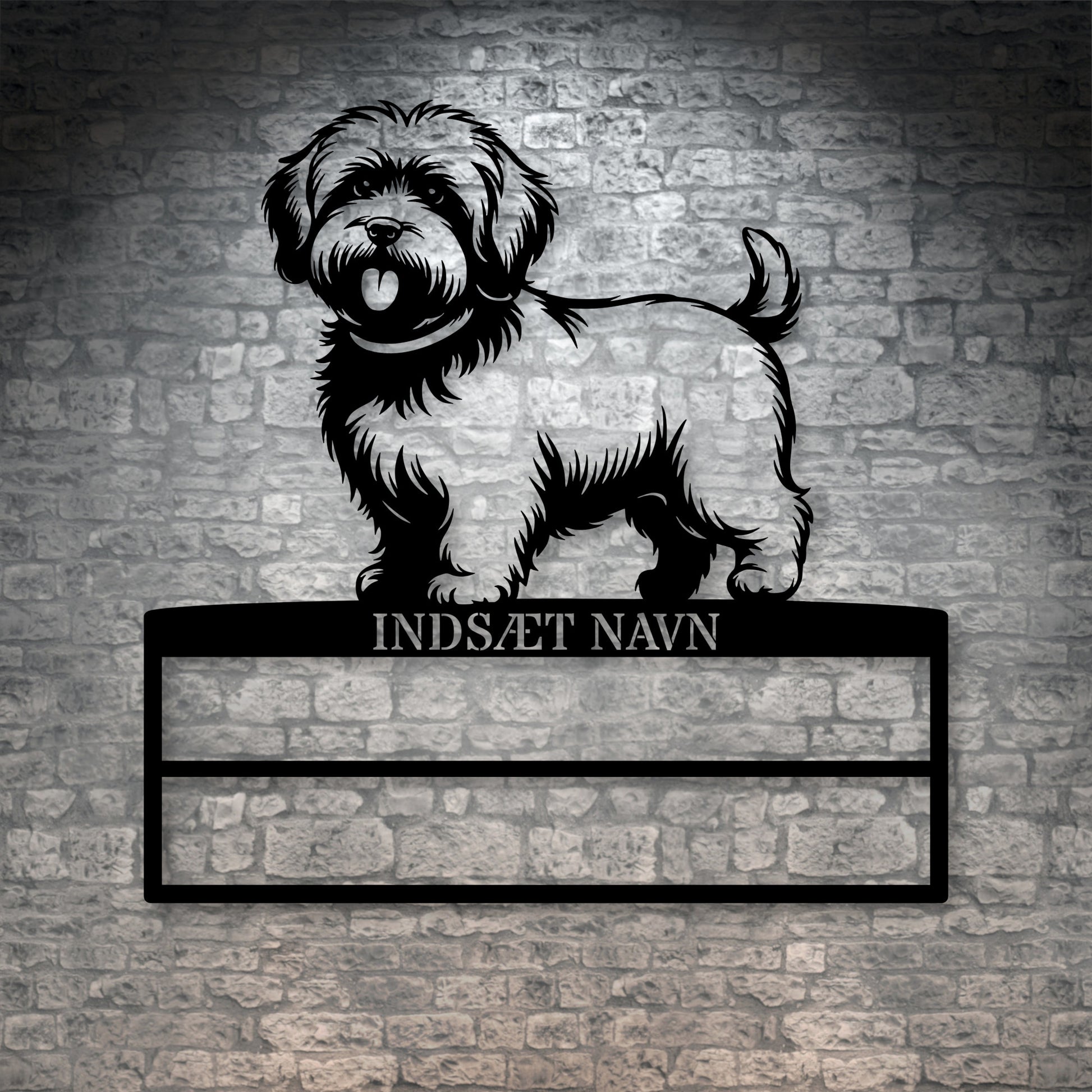 Laserskåret Bomuldshund væg metalskilt med personlig tekst til rosetter. Unik Gaveide til hundeejer.