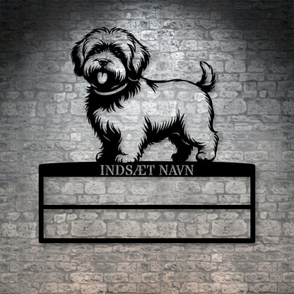 Laserskåret Bomuldshund væg metalskilt med personlig tekst til rosetter. Unik Gaveide til hundeejer.
