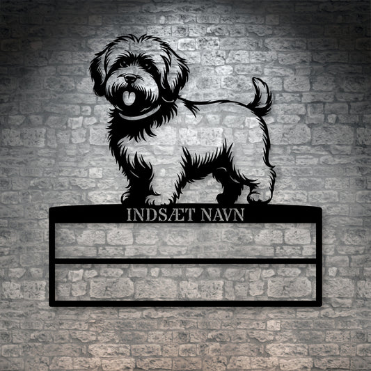 Laserskåret Bomuldshund væg metalskilt med personlig tekst til rosetter. Unik Gaveide til hundeejer.