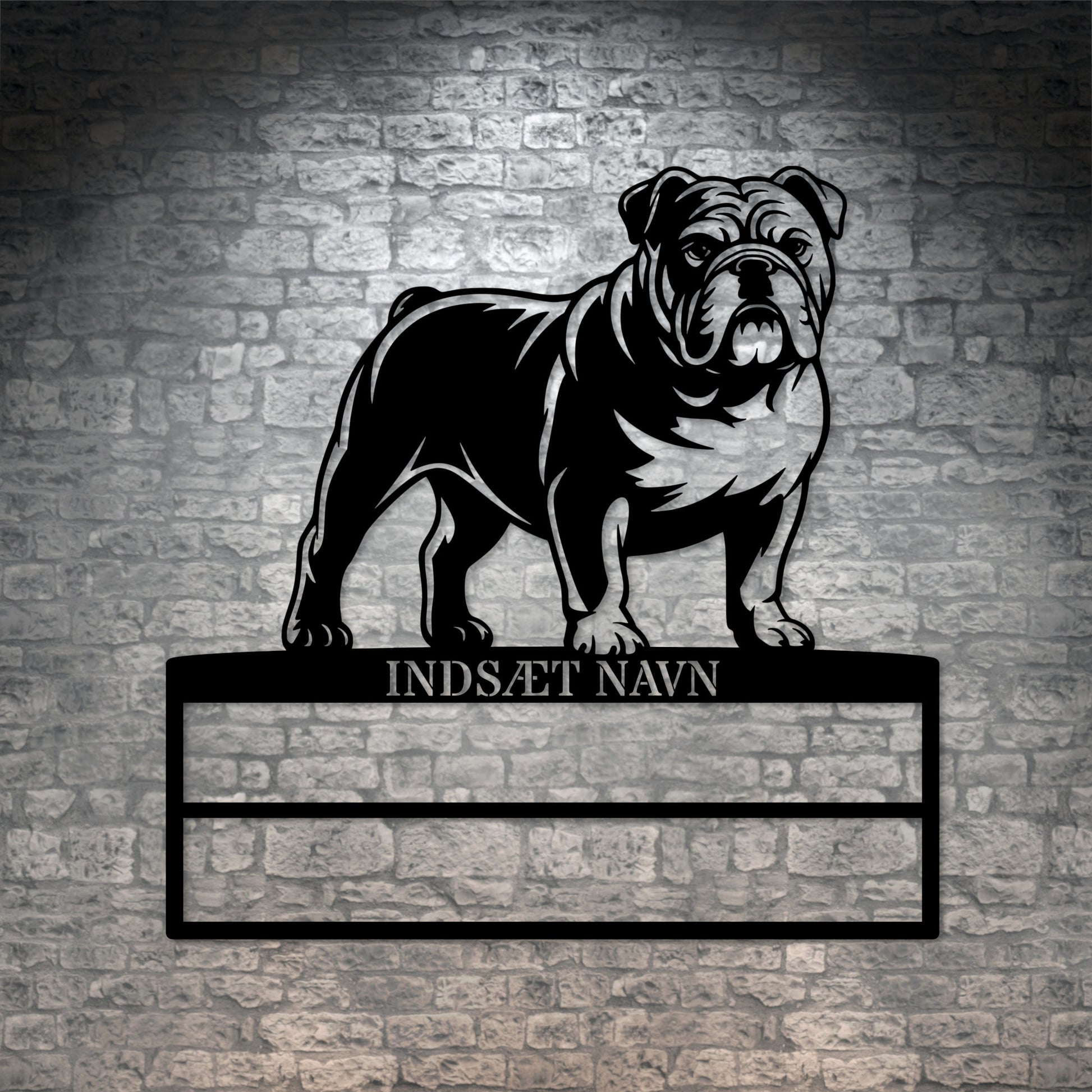 Laserskåret Engelsk Bulldog metalskilt med personlig navn til rosetter. Unik Gaveide til hundeejer.