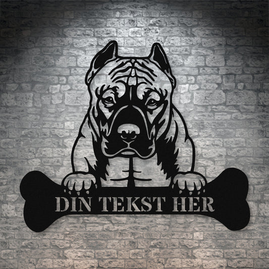 Personlig American Bully metalskilt i sort med personlig tekst. Hundeejer gaveidé
