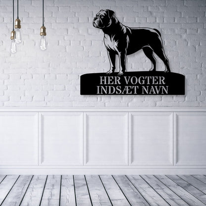 Personlig Amerikansk Bulldog her vogter jeg væg metalskilt med personlig tekst. Unik hundeejer gaveide..