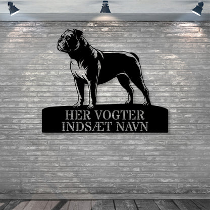 Personlig Amerikansk Bulldog her vogter jeg væg metalskilt med personlig tekst. Unik hundeejer gaveide.
