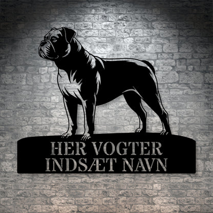 Personlig Amerikansk Bulldog her vogter jeg væg metalskilt med personlig tekst. Unik hundeejer gaveide